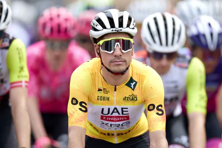 Joao Almeida (UAE Team Emirates – XRG) fuhr erstmals im Führungstrikot bei dieser Rundfahrt.