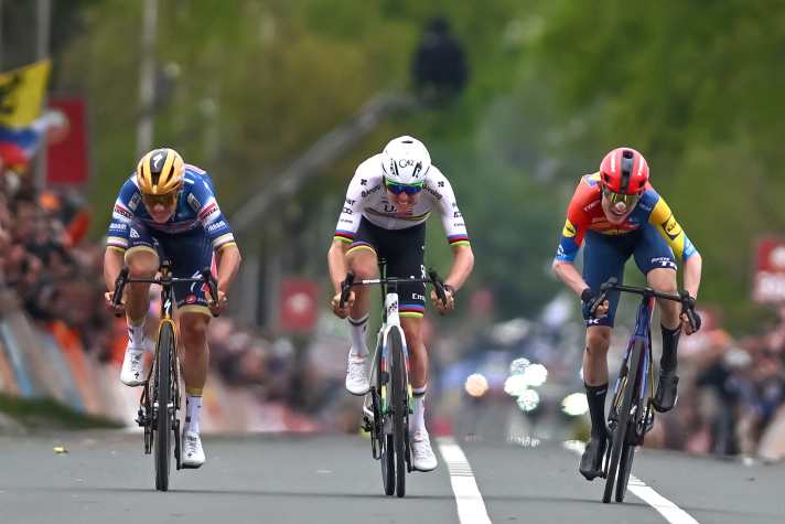 Bei den Männern könnte es erneut auf einen Dreikampf zwischen Remco Evenepoel (links im Bild), Tadej Pogačar (Bildmitte) und Mattias Skjelmose (rechts) wie schon beim Amstel Gold Race hinauslaufen