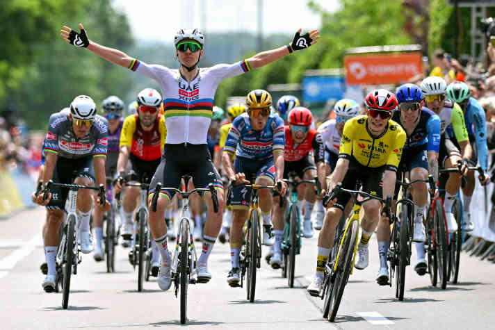 Alle herschauen: Tadej Pogacar feierte sich auf der 1. Etappe gleich als Bester vor Topstars wie Jonas Vingegaard, Remco Evenepol und Mathieu van der Poel