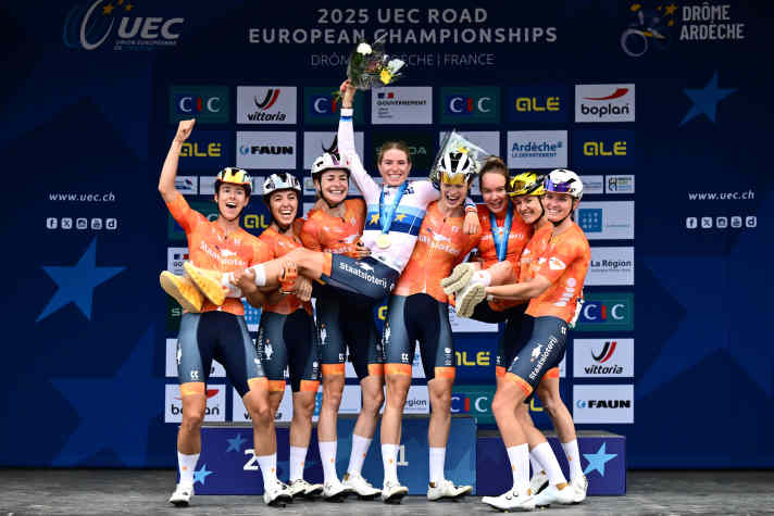 GUILHERAND-GRANGES, FRANCE - OCTOBER 04: Gold medalist Demi Vollering of Team Netherlands celebrates winning with her teammates Mischa Bredewold, Femke De Vries, Femke Gerritse, Riejanne Markus, Pauliena Roojiakkers, Shirin Van Anrooij and Anna Van Der Breggen during the medal ceremony after the 31st UEC Road Cycling European Championships 2025 - Women's Elite Road Race a 116.1km one day race from Guilherand-Granges to Guilherand-Granges on October 04, 2025 in Guilherand-Granges, France. (Photo by Billy Ceusters/Getty Images)