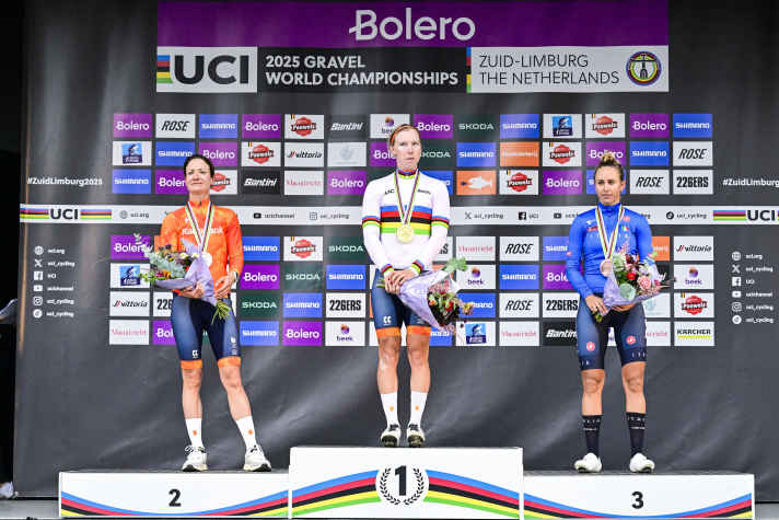Im Regenbogentrikot der Weltmeisterin: Lorena Wiebes (Mitte) holte Gold vor Marianne Vos (links) und Silvia Persico