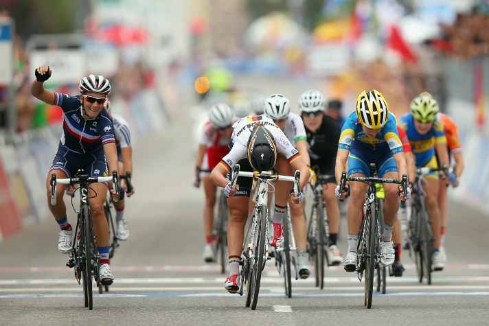 Pauline Ferrand-Prévot jubelte 2014 über den WM-Titel auf der Straße. Im spanischen Ponferrada bezwang sie im Sprint Lisa Brennauer
