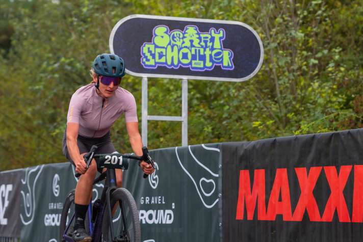 Gravelbuch-Autorin Ines Thoma auf dem Weg zu ihrem Sieg beim Gravelrennen Rose Scary Schotter