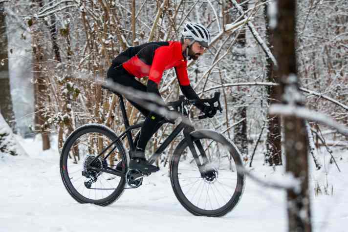 Kleine Sprünge über Rinnen und Ähnliches steckt das Liteville 4-One souverän, gut gedämpft und klapperfrei weg