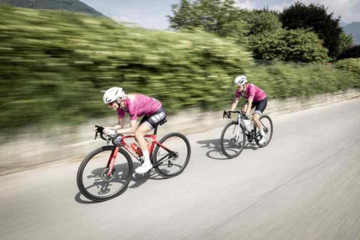 Wenn es nicht mehr geht, muss man sich gegenseitig pushen. Der Teamgeist ist ein Hauptmerkmal der TOUR Transalp Teilnehmer.