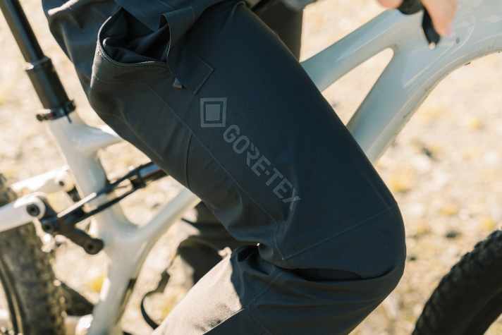 Neben der neuen Gorewear Lupra 2.0 Jacke kommt auch die passende Regenhose sowie eine Regen-Shorts auf den Markt