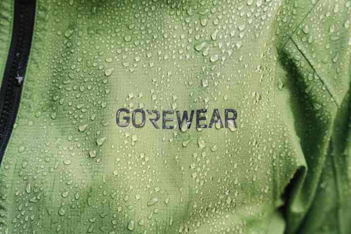 Beim Material setzt Gorewear auf das neue und nachhaltigere Gore-Tex ePE, das einen geringeren CO2-Fußabdruck hinterlassen soll
