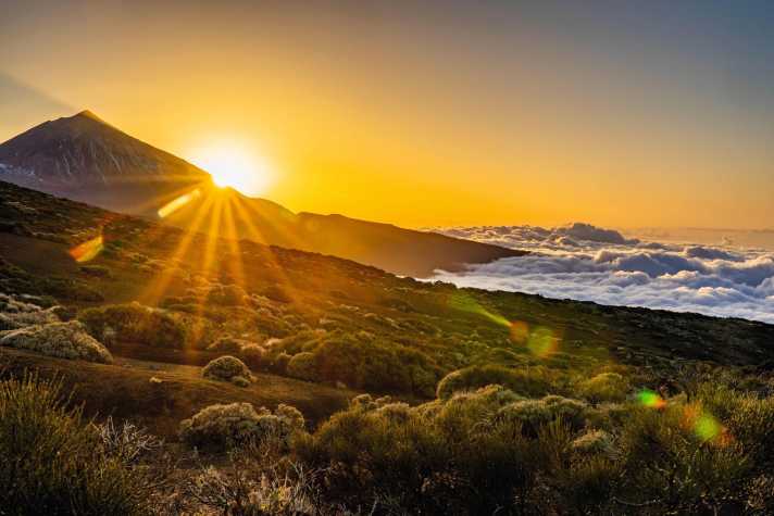Blick zum Teide und ins Orotava-Tal. Sonnenuntergang im Parque Nacional del Teide.