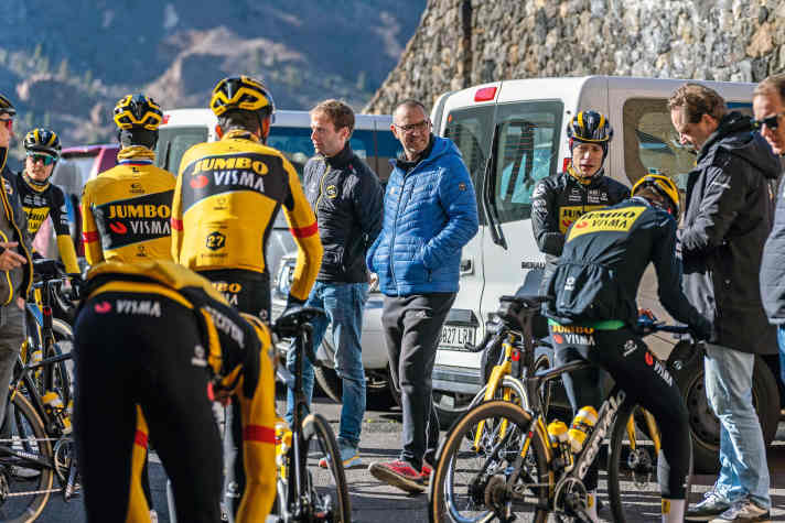 Vom Lieferanteneingang des Parador startet auch Tour-Sieger Jonas Vingegaard (Dritter von rechts) ins Training