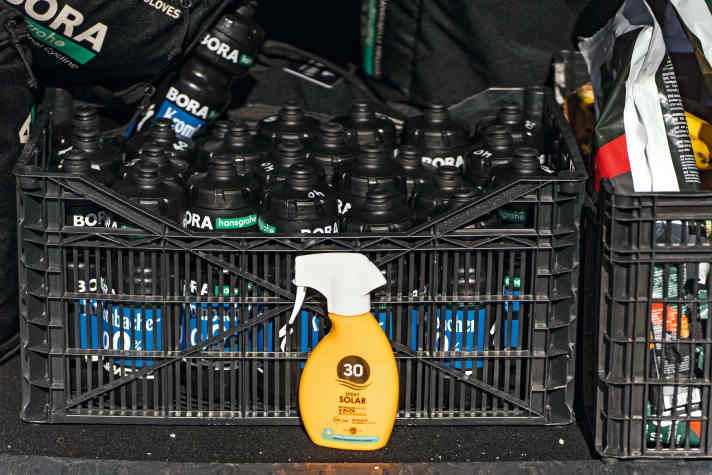 Bora-Hansgrohe: Im Heck des Begleit­autos stehen gefüllte Bidons und Sonnencreme griffbereit