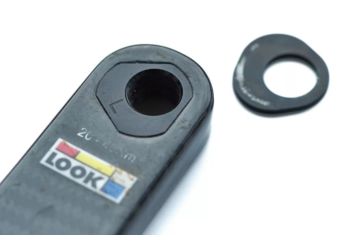 Der Wendeeinsatz im Auge der SRM/Look-Kurbel erlaubt eine einfache Verstellung der Kurbellänge.
