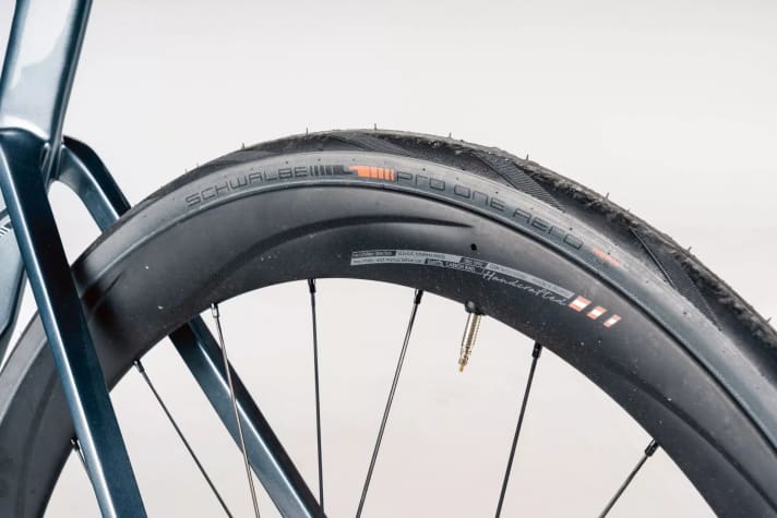 Leichte Kombi: Die Xentis-Laufräder mit ­Aero-Reifen von Schwalbe sind vergleichsweise leicht.