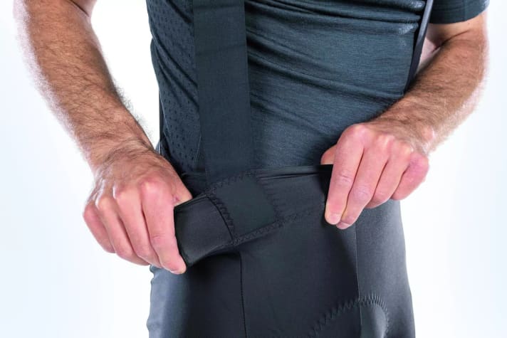 Bei der Hose von Dynamics stört die grobe Verbindung von Träger zur Hosenbox. Auf Dauer nervt der Stoff-Klotz an Hüfte und Taille.