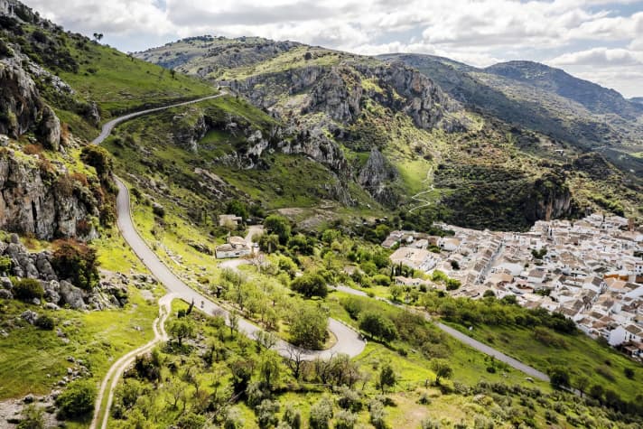 Atemberaubend schön sind die Radstrecken rund um ­Zuheros, eines der „weißen Dörfer“ im Hinterland. Der Ort ist vom Tourismus weitgehend verschont geblieben.