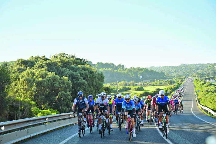 Gruppenfahrt: Im geschlossenen Verband rollt das Peloton über die einseitig gesperrten Hauptstraßen.