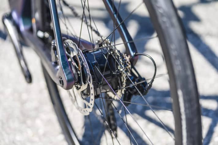 Der Grund für das schlanke Erscheinungsbild ist der kompakte Motor, der platzsparend in der Hinterrad­nabe sitzt und mit einem vergleichsweise kleinen Akku mit Strom versorgt wird.