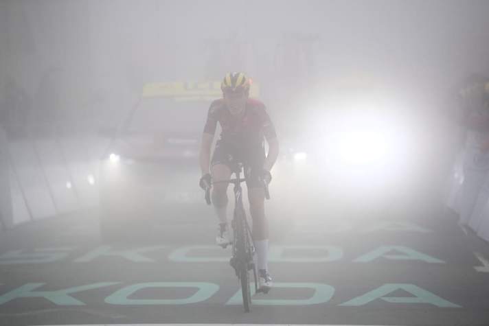 Demi Vollering dominiert auf der Königsetappe der Tour de France und fährt ins Gelbe Trikot