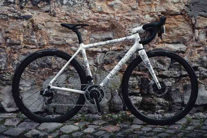 Ein Bild von einem Rennrad: Festka Scalatore im Franz-Kafka-Design 