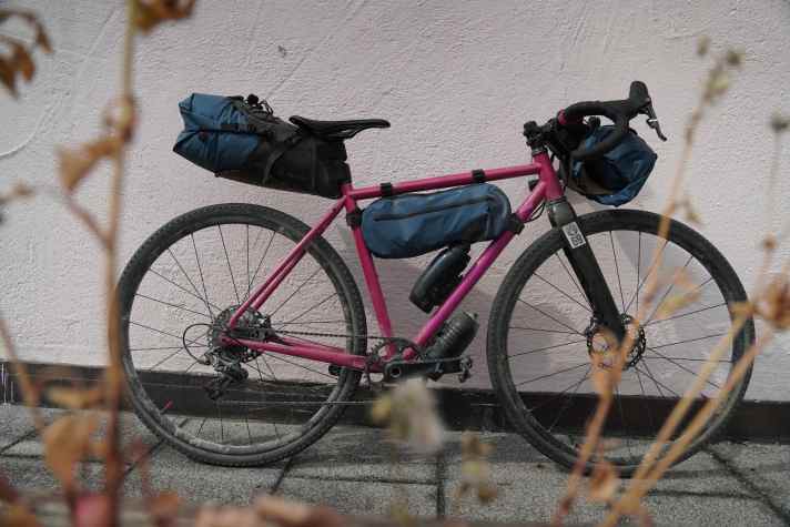 Deuter setzt bei Satteltasche und Lenkerrolle auf eine zweiteilige Konstruktion aus Holster und Drybag.