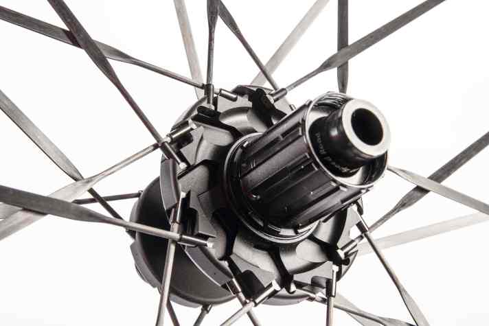 Die eingehängten Carbonspeichen erfordern besondere Naben. Die breiten Aero-Speichen gibt’s nur bei Cadex