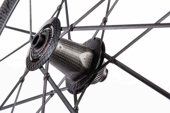 Lightweight: Flächig einlaminierte Speichen und gebundene Kreuzungspunkte machen das Laufrad steif wie kein anderes