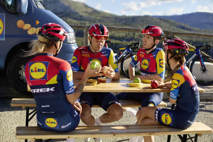 Nach dem Rennen oder dem langen Training dürfen es fürs Team Lidl Trek auch wieder mehr Ballaststoffe aus Obst sein.
