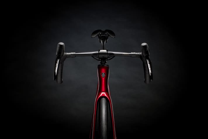 Der im Vorbau geklemmte Lenker am SL ist nicht ganz so aerodynamisch wie die tragflächenartige Kombi des SLR