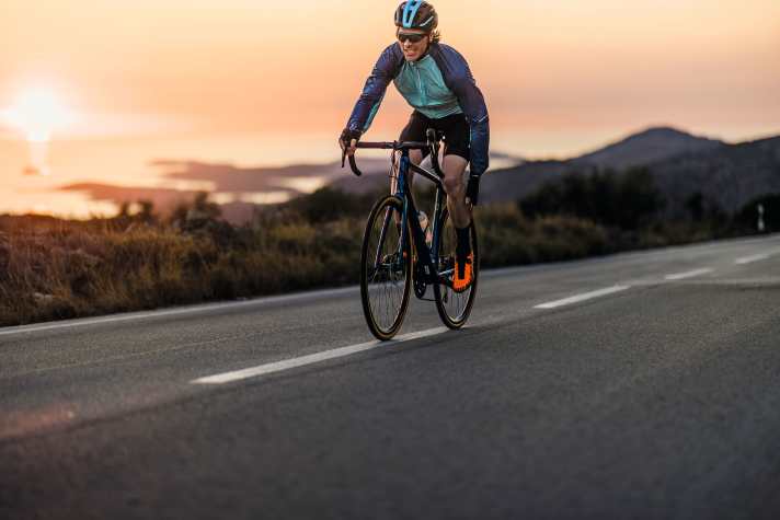 Wadenkrämpfe sind typisch bei Radsportlern. Oft lassen sie sich schon durch Dehnen während der Fahrt lösen