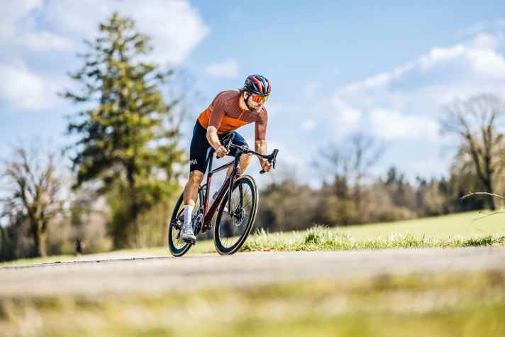 Bis zu 45 Millimeter breite Reifen passen ins Vitus Venon. Damit ist es einem Gravelbike näher als einem Marathonrad