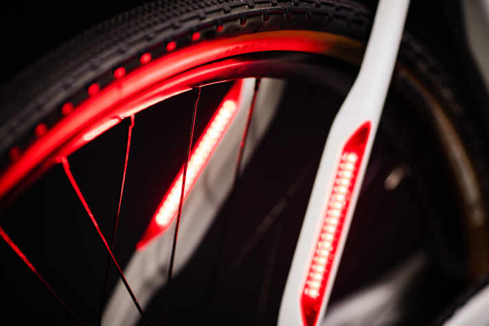 Links und rechts sind Rücklichter in die Sitzstreben des LeMond All-Road Prolog E-Rennrades eingebaut.