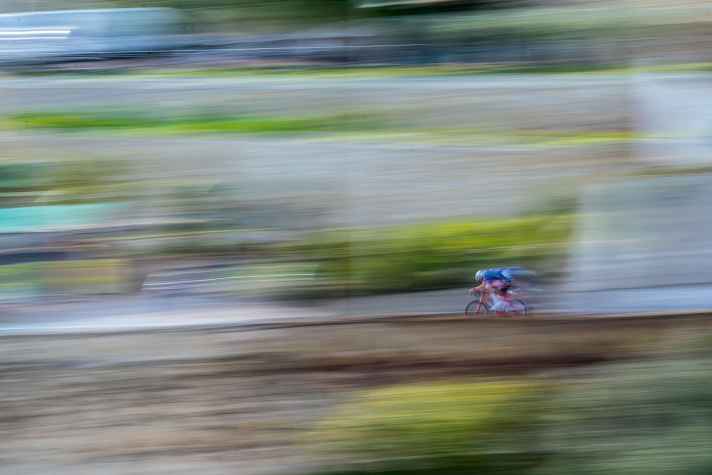 Scharfe Attacke: Es ist ein verwegener Antritt, mit dem Mathieu van der Poel sein zweites Monument gewinnt. Auf der Abfahrt vom Poggio bereitet er den Solo-Triumph bei Mailand-San Remo mustergültig vor.