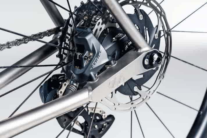 Anpassungsfähig: Ein eingeschweißtes Frästeil nimmt am 8bar Mitte TI Bremssattel und Steckachse auf. Mit dem ovalen Insert lässt sich der Radstand verkürzen.