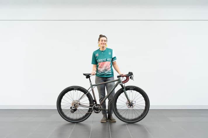 Ashley von Significant Other Bikes mit einem ihrer Räder