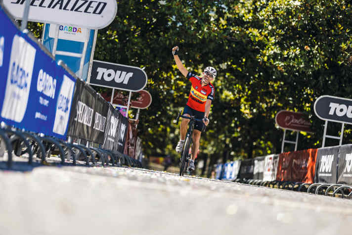 Im Trikot der ersten TOUR Transalp rollt Peter in Arco ins Ziel