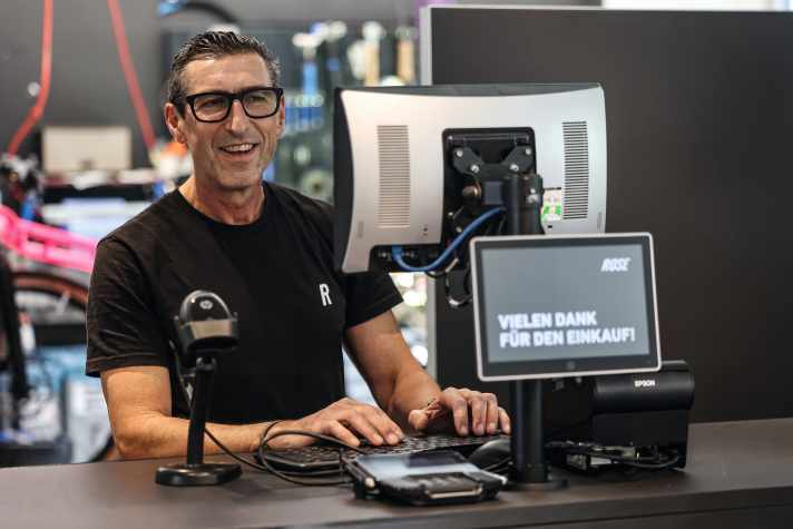“Viele Kunden schätzen es, wenn sie ihr Rad bei uns persönlich abholen können.” ~ Raul Pavlicek, Rose-Store München.