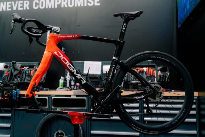 Das Design des neuen Ineos-Bikes orientiert sich an den neuen Trikotfarben.