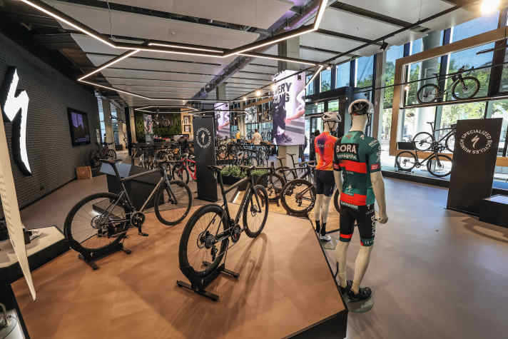 Vielfalt: Auf rund 1000 Quadratmetern Verkaufsfläche präsentiert Specialized im neuen Münchener Store sein komplettes Portfolio. Wie sehen die Shopangebote aus?