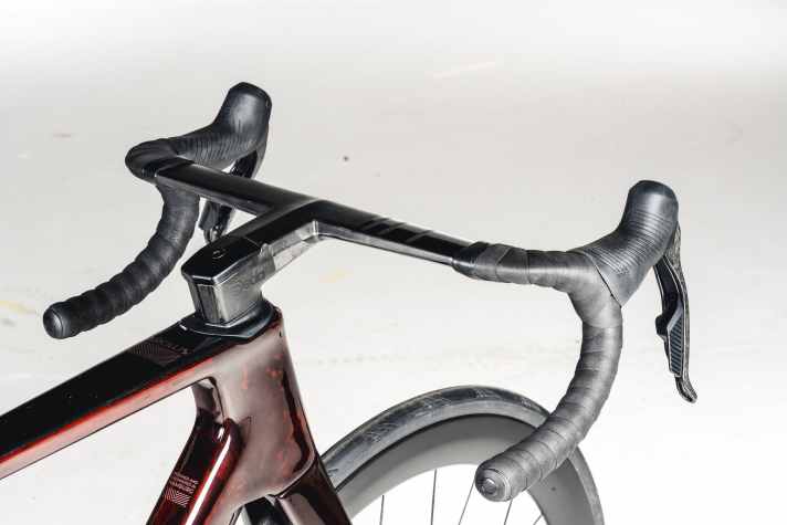 Wunschkonzert: Das Carboncockpit von Deda ist nur eine Option, auch klassisch geklemmte Lenker sind möglich.