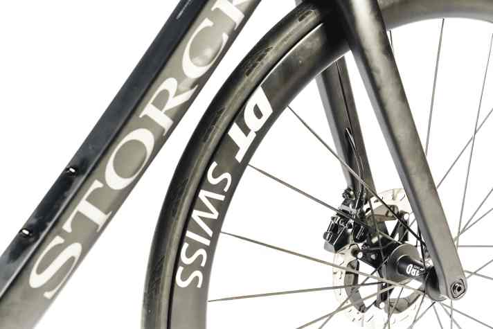 Mit seinen aerodynamischen Rohrformen und den schnellen DT-Swiss-Laufrädern gewinnt Storck die Aero-Wertung in diesem Vergleich