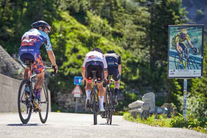 Am Streckenrand der Bergstraße auf den Zoncolan stehen Schilder mit Bildern berühmter Profis wie Marco Pantani