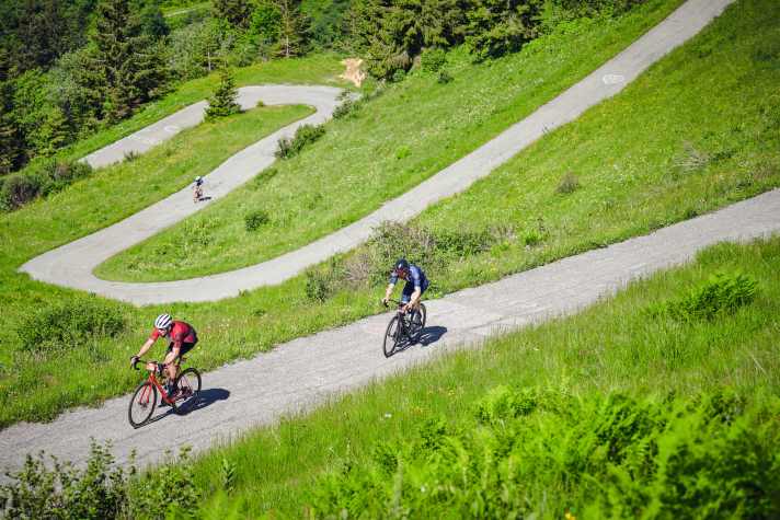 Die letzten Höhenmeter auf den Monte Zoncolan klettert man in engen Kehren - man hat das Schlimmste hinter sich