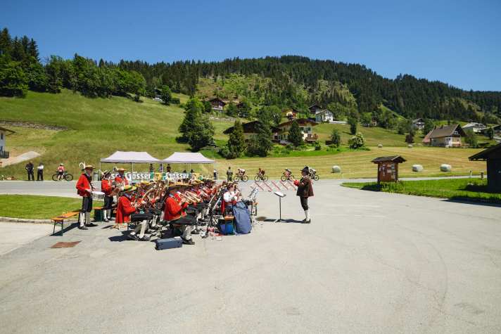 Eine Blaskapelle macht den Teilnehmern im Lesachtal Beine