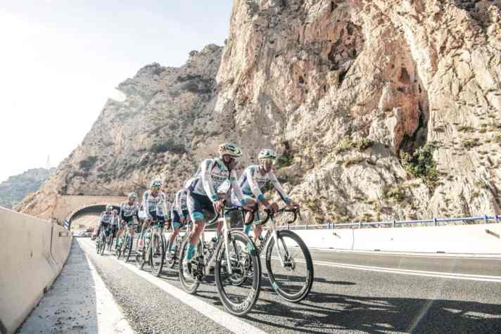 Das Team Bahrain-Victorious bei einer Ausfahrt mit dem neuen Equipment