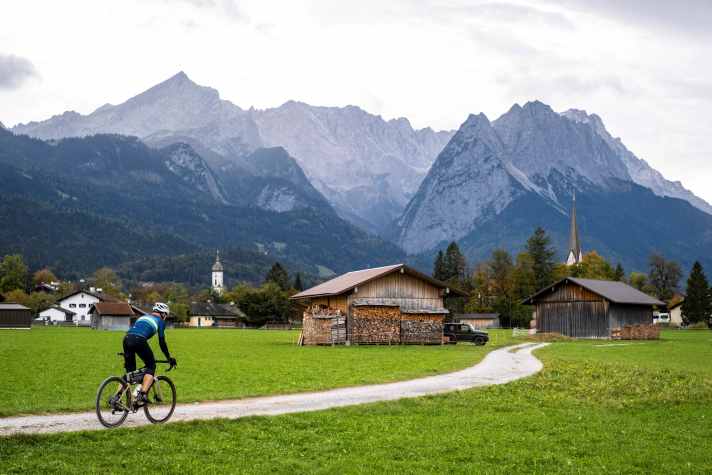 Im Anflug auf Garmisch-Partenkirchen. Voraus: Alpsoitze, Waxenstein, Zugspitze