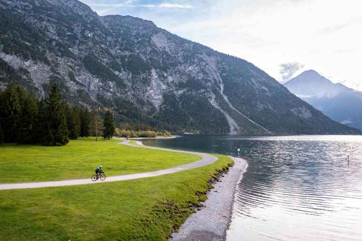 Heiterwanger See: Naturschönheit, umrahmt von Bergen