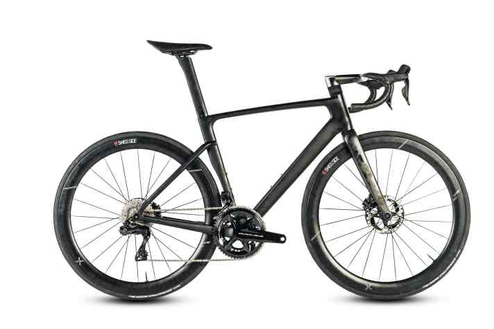 Französische Rennräder im Test - <a href="https://www.awin1.com/cread.php?awinmid=14353&awinaffid=471469&clickref=T+Van+Rysel+RCR+Dura-Ace+Di2&ued=https%3A%2F%2Fwww.decathlon.de%2Fp%2Frennrad-van-rysel-rcr-pro-shimano-ultegra-di2-powermeter%2F_%2FR-p-341551" target="_blank" rel="noopener noreferrer nofollow">Van Rysel RCR Dura-Ace Di2* </a>
