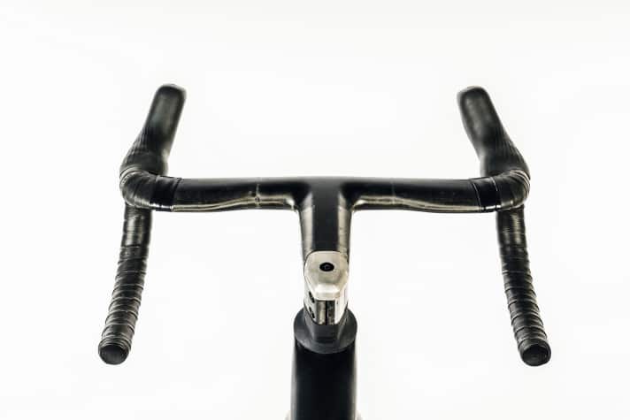 Das Carbon-Cockpit, hier noch als Prototyp abgebildet, liegt knapp über der UCI-Mindestbreite von 350 Millimetern