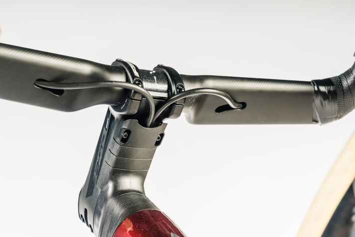 Die Leitungen an der Front sind mittels Großserienteilen von FSA integriert, die Bremsleitungen laufen an der Unterseite des Vorbaus unter einer Ab­deckung in den Rahmen