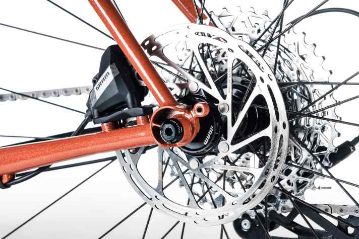 Das handwerklich schöne Ausfallende liegt am Ende einer langen Kettenstrebe, zusammen mit dem heckwärts angeschweißten Gewinde säße Gepäck weit weg von sich bewegenden Füßen und Pedalen.