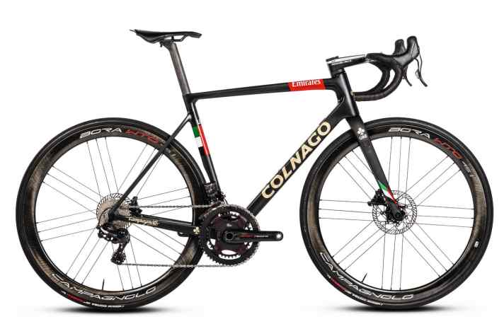 Im TOUR-Labor war das Colnago-Teamrad noch mit Vittoria-Reifen. Zum Saisonbeginn gab das Team den Wechsel zu Pirelli bekannt